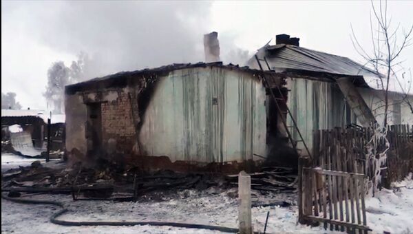 Пострадавший от пожара частный дом в Новосибирской области. 3 декабря 2017