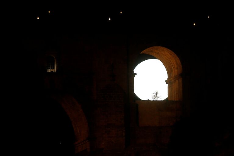 Луна виднеется через арку Пуэнте-Нуэво (Новый мост) в Ронде, Испания. 3 декабря 2017