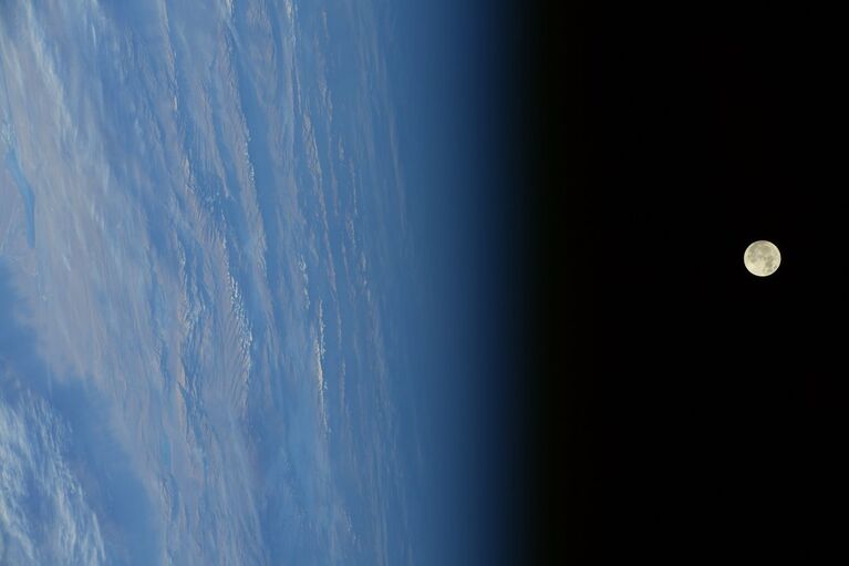 Фотография суперлуния, сделанная с борта МКС. 3 декабря 2017
