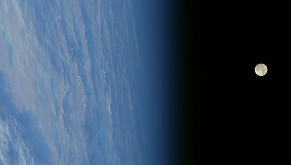 Фотография суперлуния, сделанная с борта МКС. 3 декабря 2017