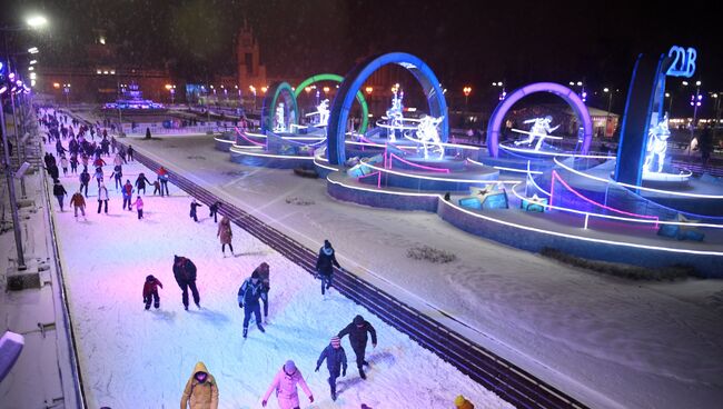 Жители Москвы и гости столицы катаются на катке на ВДНХ. 1 декабря 2017