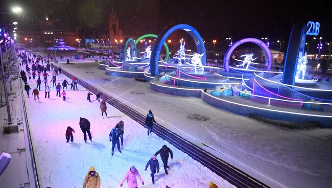 Жители Москвы и гости столицы катаются на катке на ВДНХ. Архивное фото