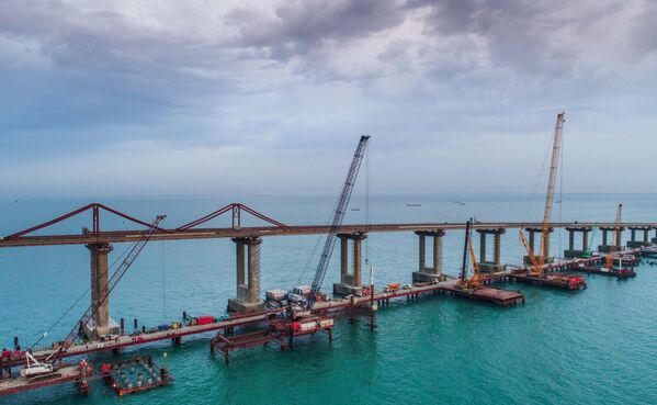 Вид на строящийся Крымский мост в Керченском проливе. 3 декабря 2017