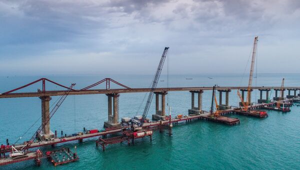 Вид на строящийся Крымский мост в Керченском проливе. 3 декабря 2017