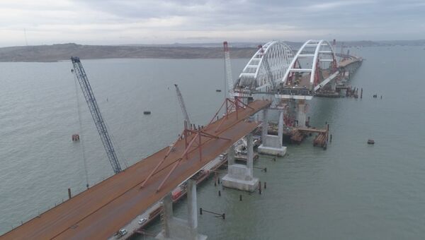Крымский мост с установленными опорами автодорожной части. Съемка с коптера