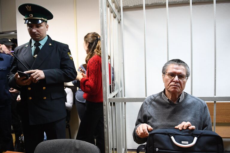Экс-министр экономического развития Алексей Улюкаев в Замоскворецком суде во время слушаний по его делу. 4 декабря 2017 Экс-министр экономического развития Алексей Улюкаев в Замоскворецком суде во время слушаний по его делу. 4 декабря 2017