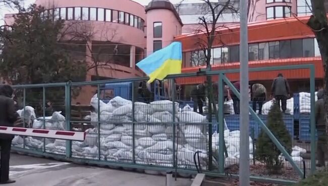 Мешки с песком и колючая проволока: в Киеве неизвестные заблокировали канал NewsOne