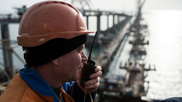 Рабочий на строительстве моста через Керченский пролив в Крыму