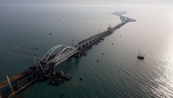 Арки автомобильного и железнодорожного пролетов строящегося Крымского моста над центральным фарватером в Керченском проливе