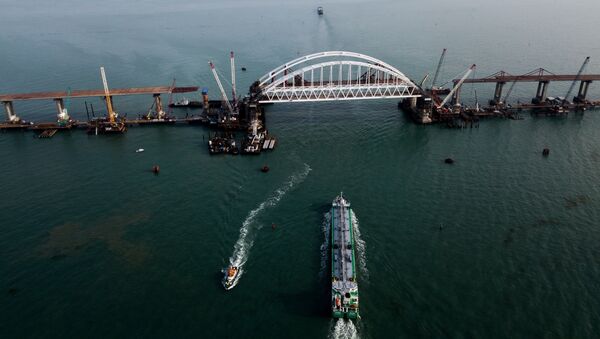 Арки автомобильного и железнодорожного пролетов строящегося Крымского моста. Архивное фото