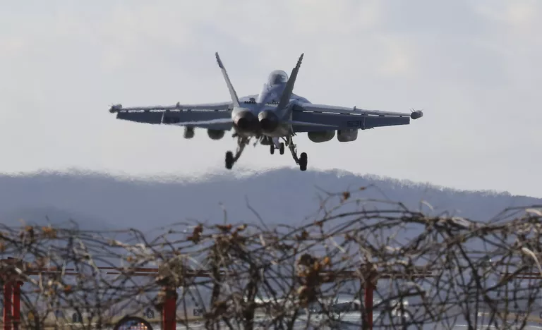 Американский самолет EA-18G Growler на авиабазе Осана во время совместных учений с Южной Кореей. 4 декабря 2017 Американский самолет EA-18G Growler на авиабазе Осана во время совместных учений с Южной Кореей. 4 декабря 2017
