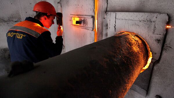 Машинист печи для обжига клинкерного камня на Теплоозерском цементном заводе в Еврейской автономной области. Архивное фото