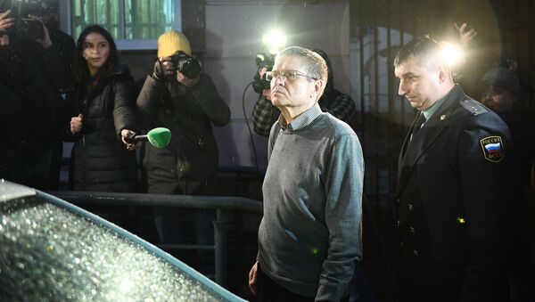 Экс-министр экономического развития Алексей Улюкаев у Замоскворецкого суда после слушаний по его делу. 4 декабря 2017