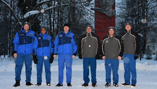 Экипажи ТПК Союз Мс-07 во время торжественных проводов на космодром Байконур в Звездном городке. 4 декабря 2017
