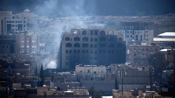 Дым в столице Йемена Сана во время столкновений между повстанцами и сторонниками экс-президента Йемена Али Абдаллы Салеха. архивное фото