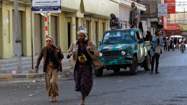 Повстанцы недалеко от резиденции президента Йемена Али Абдаллы Салеха в Сане. Архивное фото