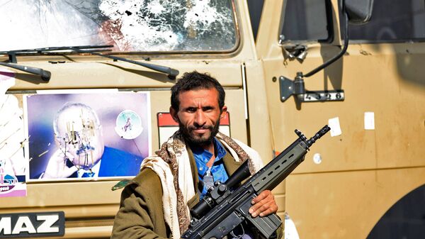 Боевик-хусит недалеко от резиденции президента Йемена Али Абдаллы Салеха в Сане. Архивное фото
