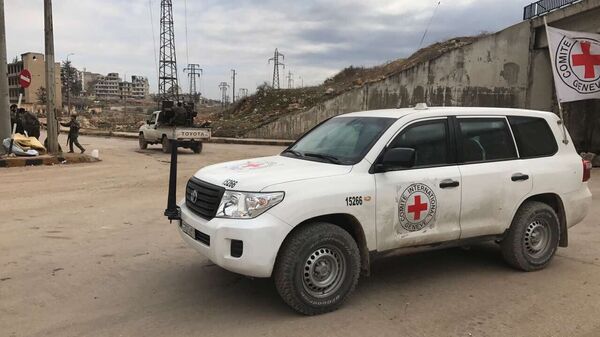 Автомобиль Красного креста в Алеппо после вывода боевиков и членов их семей из города