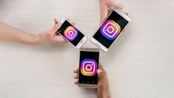 Телефоны с логотипами приложения Instagram. Архивное фото