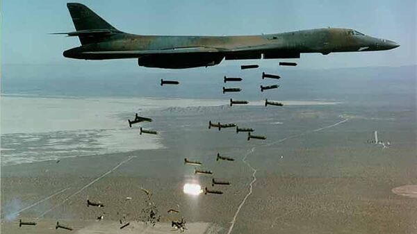 Американский самолет сбрасывает кассетные бомбы CBU