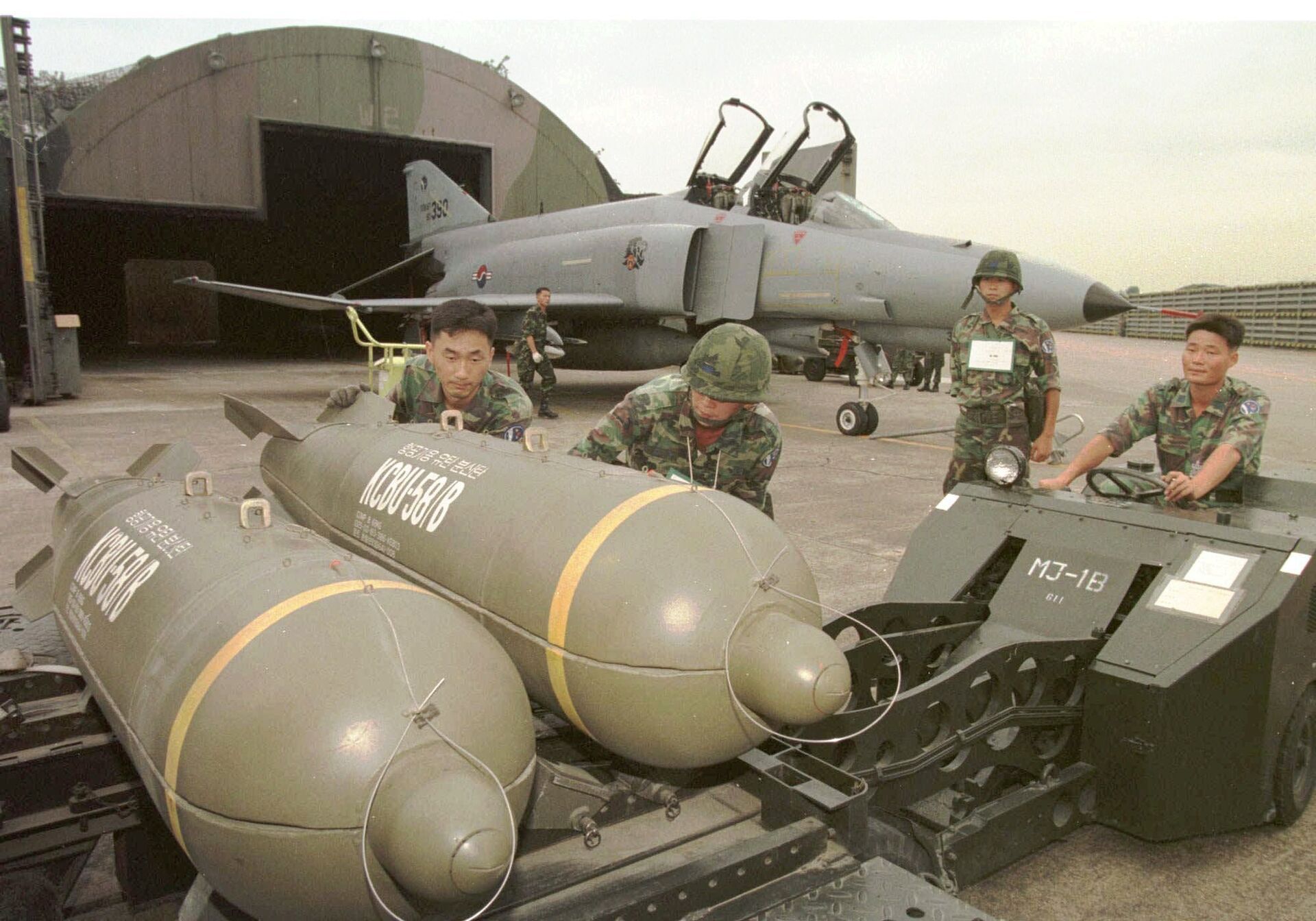 Южнокорейские военные готовят к загрузке кассетные бомбы CBU-58B во время совместных учений Южной Кореи и США. 19 августа 1997 - РИА Новости, 1920, 29.08.2023