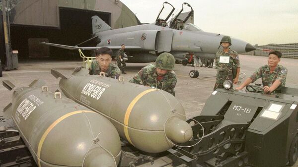 Южнокорейские военные готовят к загрузке кассетные бомбы CBU-58B во время совместных учений Южной Кореи и США. Архивное фото