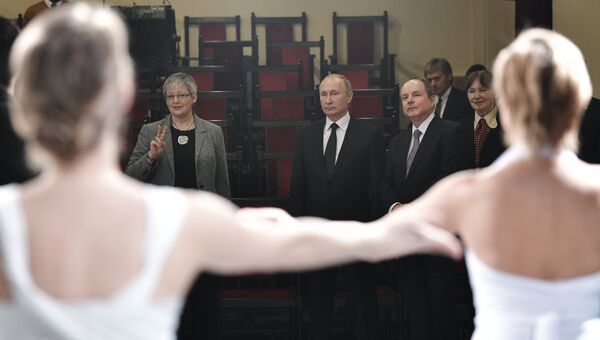 Президент РФ Владимир Путин во время посещения Российской государственной специализированной академии искусств. 5 декабря 2017