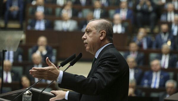 Президент Турции Реджеп Тайип Эрдоган выступает на заседании парламентской фракции правящей Партии справедливости и развития. 5 декабря 2017