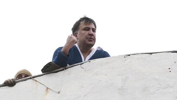 Михаил Саакашвили на крыше здания во время обыска его квартиры в Киеве