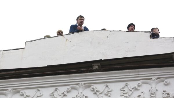 Михаил Саакашвили на крыше здания во время обыска его квартиры в Киеве. 5 декабря 2017