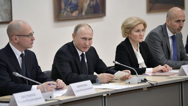 Президент РФ Владимир Путин во время встречи с инвалидами в Российской государственной специализированной академии искусств. 5 декабря 2017