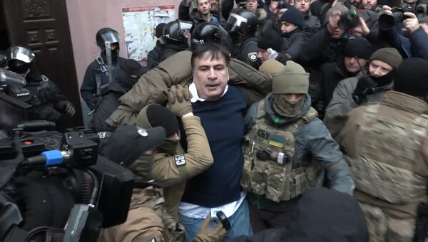 Саакашвили забрался на крышу восьмиэтажки перед задержанием