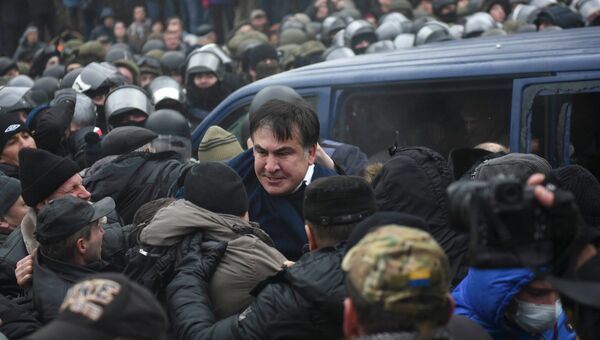 Михаил Саакашвили во время столкновений его сторонников с полицией в Киеве. 5 декабря 2017