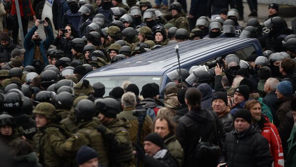 Сторонники бывшего губернатора Одесской области Михаила Саакашвили и сотрудники правоохранительных органов Украины в центре Киева. 5 декабря 2017