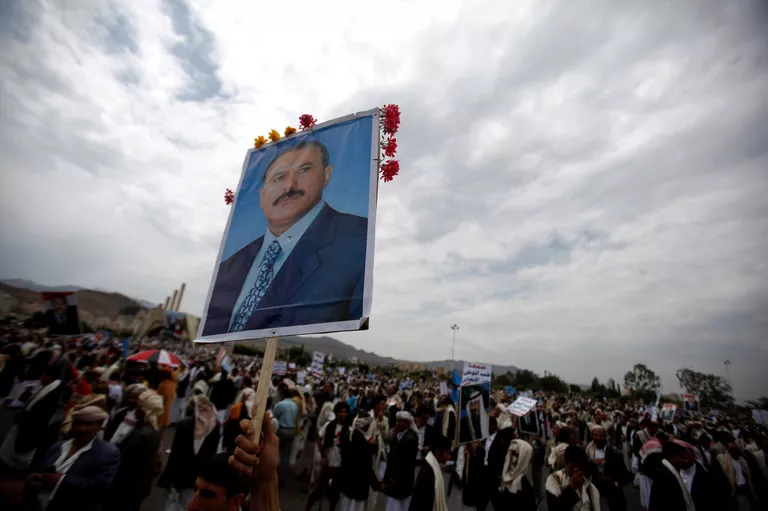 Портрет президента Йемена Али Абдаллы Салеха во время митинга в его поддержку в Сане Портрет президента Йемена Али Абдаллы Салеха во время митинга в его поддержку в Сане