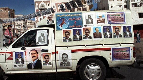 Автомобиль с фотографиями экс-президента Йемена Али Абдаллы Салеха. Архивное фото
