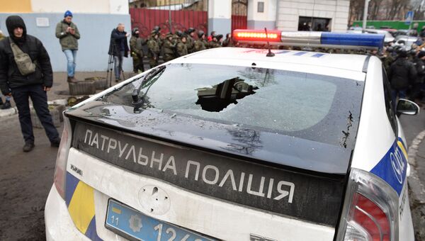 Автомобиль полиции Украины с разбитым задним стеклом в центре Киева. Архивное фото