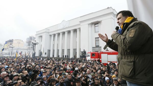 Михаил Саакашвили выступает перед своими сторонниками у здания Верховной рады в Киеве, Украина. 5 декабря 2017