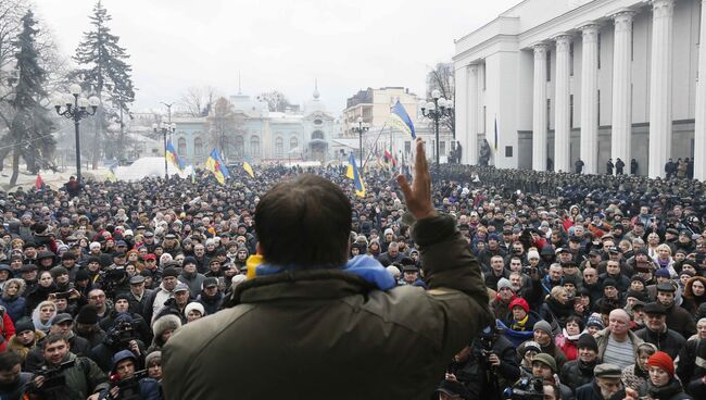 Михаил Саакашвили выступает перед своими сторонниками у здания Верховной рады в Киеве, Украина. 5 декабря 2017