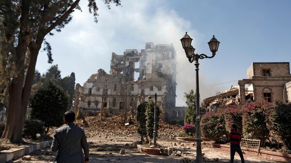 Последствия авиаударов в столице Йемена. Архивное фото