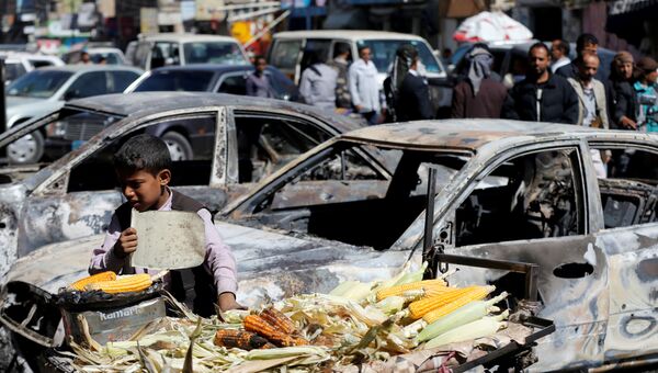 Машины, поврежденные в результате столкновений повстанцев-хуситов и сил лояльных убитому президенту Али Абдалла Салеху, на улице Саны. 5 декабря 2017