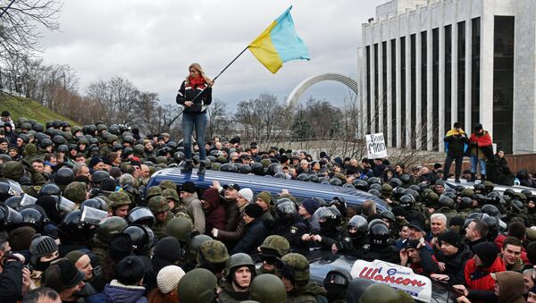 Сторонники Михаила Саакашвили во время столкновений с правоохранительными органами. 5 декабря 2017