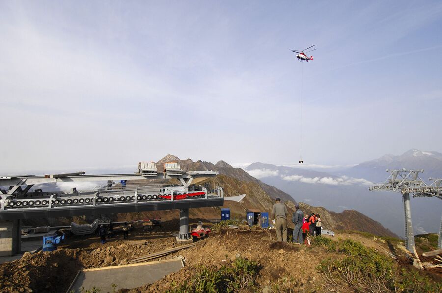 Строительство 4-й очереди канатной дороги в горнолыжном комплексе Роза Хутор.  Вертолет доставляет груз на строительную площадку на высоту свыше 2000 м над уровнем моря. 2009 год