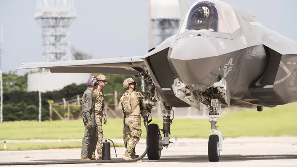 Самолет F-35 ВВС США на авиабазе Кадена в Японии Самолет F-35 ВВС США на авиабазе Кадена в Японии