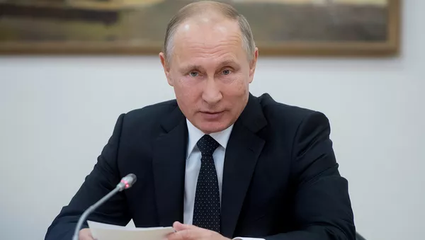 Президент РФ Владимир Путин во время встречи с инвалидами и представителями общественных организаций и профессиональных сообществ, оказывающих содействие инвалидам, в Российской государственной специализированной академии искусств (РГСАИ). 5 декабря 2017