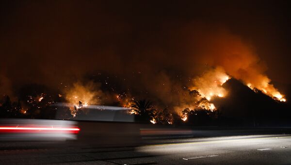 Пейзаж, охваченный огнем, на Шоссе 33 в Калифорнии, США.  5 декабря 2017