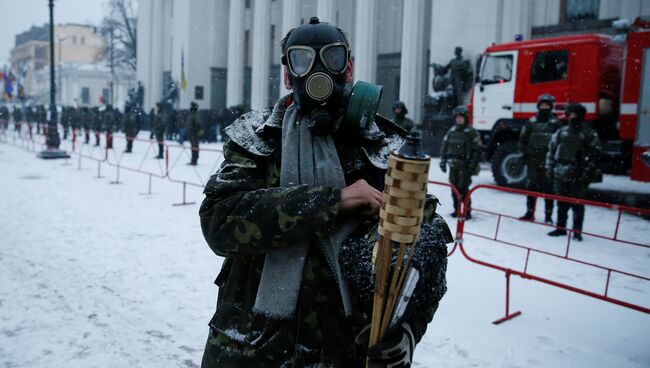 Участник акции протеста у здания Верховной рады в Киеве. 6 декабря 2017