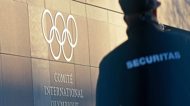 Олимпийский символ на здании штаб-квартиры Международного олимпийского комитета в Лозанне. Архивное фото