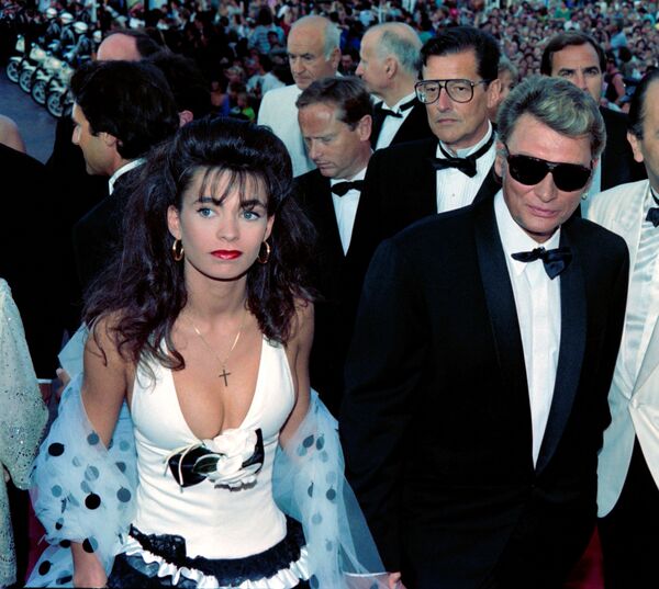 Французский рок-певец Джонни Холлидей с невестой Аделиной Блондоу. 10 мая 1990