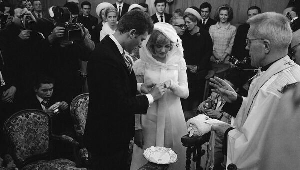 Джонни Халлидей и Сильви Вартан на свадебной церемонии. 12 апреля 1965